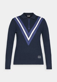 Námornícky sveter s vysokým golierom, zapínaním na zips a V-štýlovým dizajnom so modro-bielymi pruhmi. Mäkka tkanina s logom EA7 na spodnom leme.