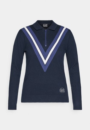 Marinegenser med høy krage, glidelås og V-formet design med blå og hvite striper. Myk stoff med EA7-logo ved nederkant.