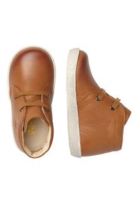 Botas de tobillo de cuero marrón con punta redonda, suela de goma blanca texturizada y cordones marrones; cuentan con costura y un forro interior suave.