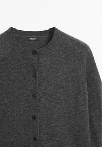 Cardigan grigio a maglia con scollo rotondo, cinque bottoni neri e un tessuto morbido e texturizzato. Etichetta con la scritta "Massimo Dutti."
