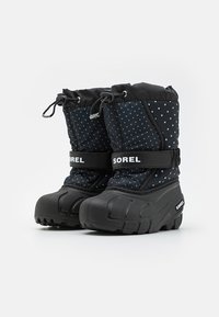Svarte og blå prikkete vinterstøvler, vanntett nylonoverdel, gummisåle, justerbar snøring og solid design for kalde forhold.