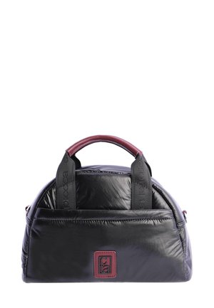 Bolsa de nailon negra con forma redondeada, asa superior burdeos y correas negras con logotipo en relieve. Textura suave y un diseño minimalista.