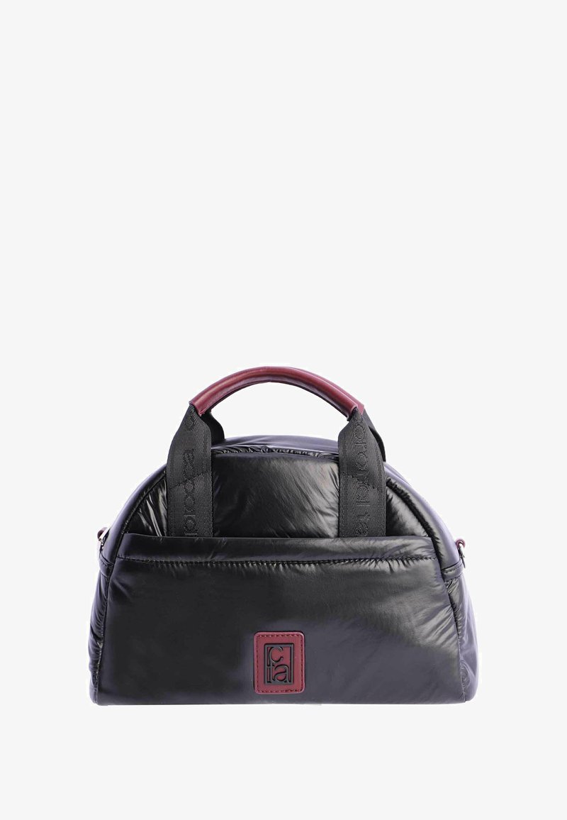 Bolsa de nailon negra con forma redondeada, asa superior burdeos y correas negras con logotipo en relieve. Textura suave y un diseño minimalista.