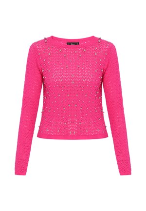 Lyserød strikket sweater med lange ærmer, rund hals og dekorative sølvnitter jævnt fordelt på stoffet.