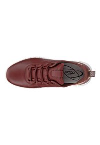 Czerwone skórzane sneakersy z zaokrąglonym noskiem, związane na sznurowadła, z teksturowanymi akcentami i białą gumową podeszwą. Wewnątrz miękka podszewka i detal z logo.