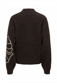 Pull marron foncé avec un col rond, une coupe ample et des manches longues ornées d'une broderie florale blanche sur le bras gauche.