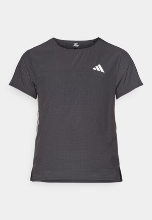 Lyhythihainen urheilupaita, tummanharmaa, jossa on reikäkudot. Ominaisuuksina valkoinen logo ja kontrastiväriset sivusuunnat. Pyöreä pääntie.