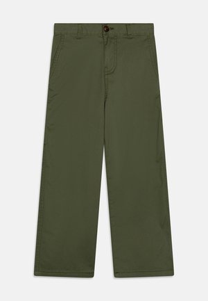 Pantalons larges en vert olive en tissu lisse, dotés d'une fermeture à bouton et de poches latérales. Détails de couture le long des coutures.