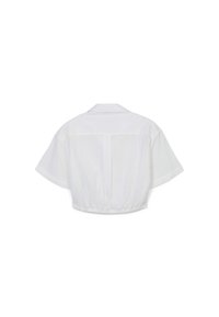Camicia bianca tagliata con colletto, maniche corte e vita arricciata. Il tessuto appare liscio con un leggero lucido.