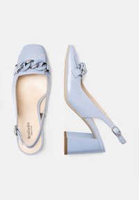 Talons slingback en cuir verni bleu clair avec un bout carré, un détail en chaîne texturé à l'avant et un talon épais.