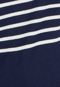 Tessuto a maglia blu navy con righe bianche orizzontali, caratterizzato da una consistenza morbida e un motivo uniforme, adatto per un abbigliamento informale.