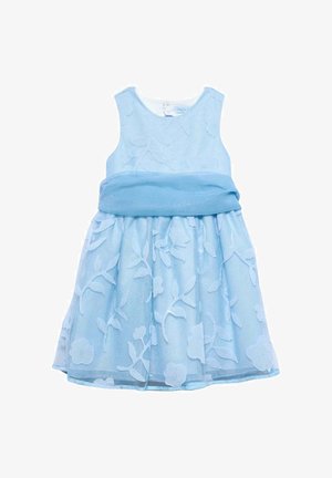 Abito senza maniche azzurro chiaro con sovrapposizione in pizzo floreale e ampia fascia in raso, progettato per un bambino.