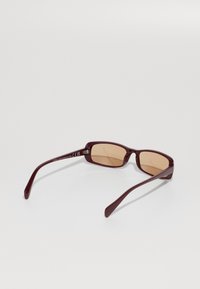 Óculos de sol retangulares em bordeaux com lentes castanhas, hastes finas e um acabamento plástico suave. Sem marcas ou padrões visíveis.