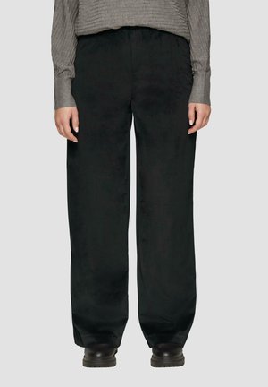 Hoge taille zwarte wijde broek gemaakt van een zachte stof, met een losse pasvorm en subtiele textuurdetails. Geen zichtbare zakken of sluitingen.