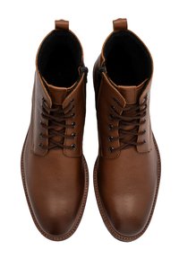 Brązowe skórzane botki za kostkę z okrągłymi czubkami, systemem sznurowania i bocznymi zamkami. Gładka tekstura z kontrastowym przeszyciem wzdłuż podeszwy.