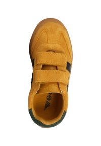 Chaussure en daim jaune avec deux sangles réglables en Velcro, accents noirs et semelle extérieure verte. Bout arrondi et surface texturée pour une meilleure adhérence.