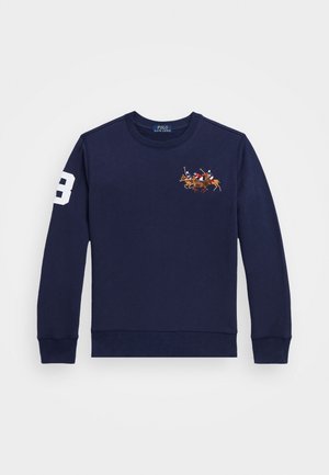 Marineblå langærmet sweatshirt med broderede polospillere på heste ved brystet og hvidt nummer 8 på venstre ærme.