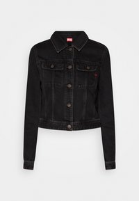 Svart denimjacka med knappar framtill, två bröstfickor med lock, lång ärm och liten röd logga på vänster ficka.