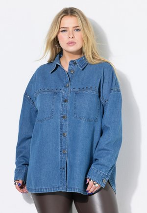 Denimhemd in Mittelblau mit Knopfleiste, zwei Brusttaschen, Nietenakzenten an den Schultern und einem lässigen Schnitt. Aus Baumwollstoff.