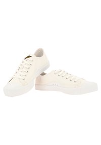 Białe trampki z płótna z gumowym noskiem, płaskimi sznurówkami i teksturowaną podeszwą. Posiadają otwory wentylacyjne i prosty design.