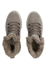 Graue Wildleder-Stiefeletten mit einem weichen Fellfutter, schwarzen Metallösen und dicken Schnürsenkeln. Gummisohle mit strukturiertem Muster.