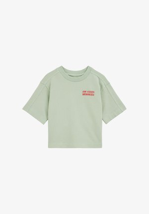 Világoszöld rövid ujjú, crop fazonú póló bordázott gallérral és piros felirattal a bal mellrészen: "SUN KISSED MEMORIES".