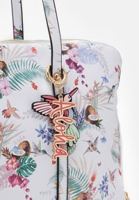 Hvid lædertaske med et tropisk blomster mønster i grønne, pink og lilla nuancer. Indeholder en farverig "Aloha" charm detalje.