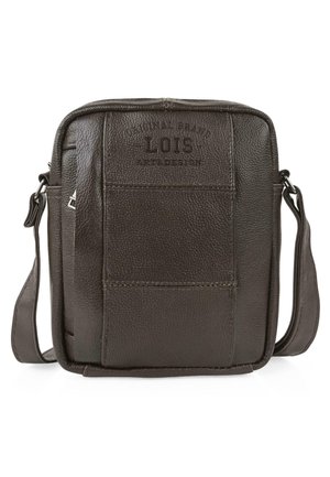 Bolso de hombro de cuero marrón con una textura suave, múltiples bolsillos y una correa ajustable. Presenta un logotipo de la marca en relieve en la parte frontal.