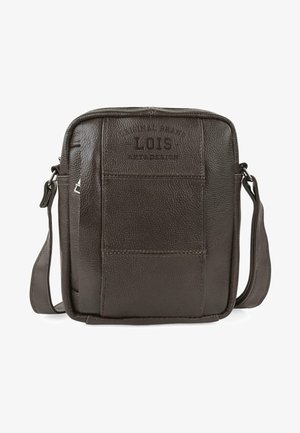 Bolso de hombro de cuero marrón con una textura suave, múltiples bolsillos y una correa ajustable. Presenta un logotipo de la marca en relieve en la parte frontal.