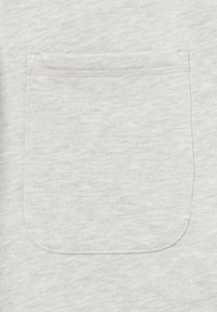 Bolsa de tela gris claro cosida sobre un fondo de tela a juego, con costuras visibles y esquinas inferiores redondeadas.