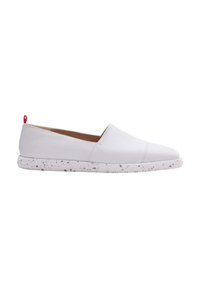Scarpe bianche senza lacci con tomaia in pelle liscia, punta affusolata e suola in gomma bianca screziata. Presentano un piccolo linguetta rossa sul tallone.