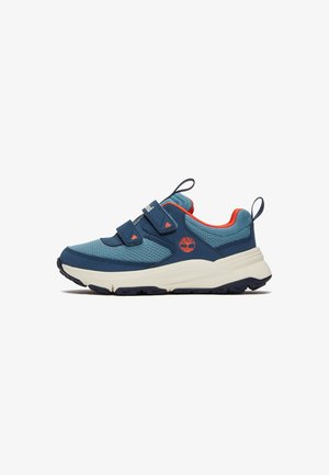 Modré a oranžové detské tenisky z mäkkej textílie, s dvoma suchými zipsami, bielou podrážkou a logom Timberland na strane.