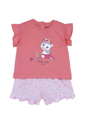 T-shirt in cotone corallo con maniche corte arricciate, caratterizzato da una stampa di unicorno. Pantaloni corti rosa con motivi arcobaleno e orli arricciati.