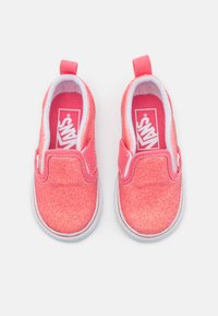 Zapatillas deslizables brillantes en tono rosa con suelas y remates blancos. Presentan una parte superior texturizada y un lazo para facilitar el calzado. Logo de Vans visible en el interior.