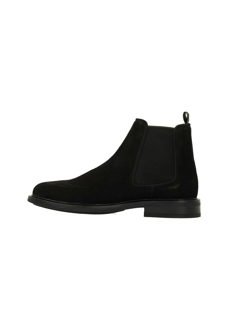 Zwarte suède Chelsea-boots met elastische zijkanten, ronde neus en een treklus op de hiel. Platte rubberen zool, minimalistisch ontwerp.