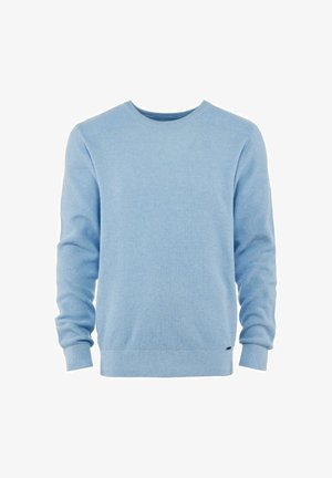 Jasnoniebieski sweter z długim rękawem, o prążkowanej strukturze, okrągłym dekolcie i subtelną metką marki na dole. Prosty, dopasowany fason.