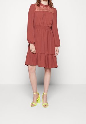 ONLY, Robe de jour - metallic red