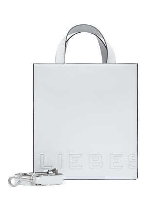 Weiße Leder-Tote-Bag mit geprägtem "LIEBES"-Text am Boden. Verfügt über kurze Griffe und einen abnehmbaren Trageriemen. Sauberes, minimalistisches Design.