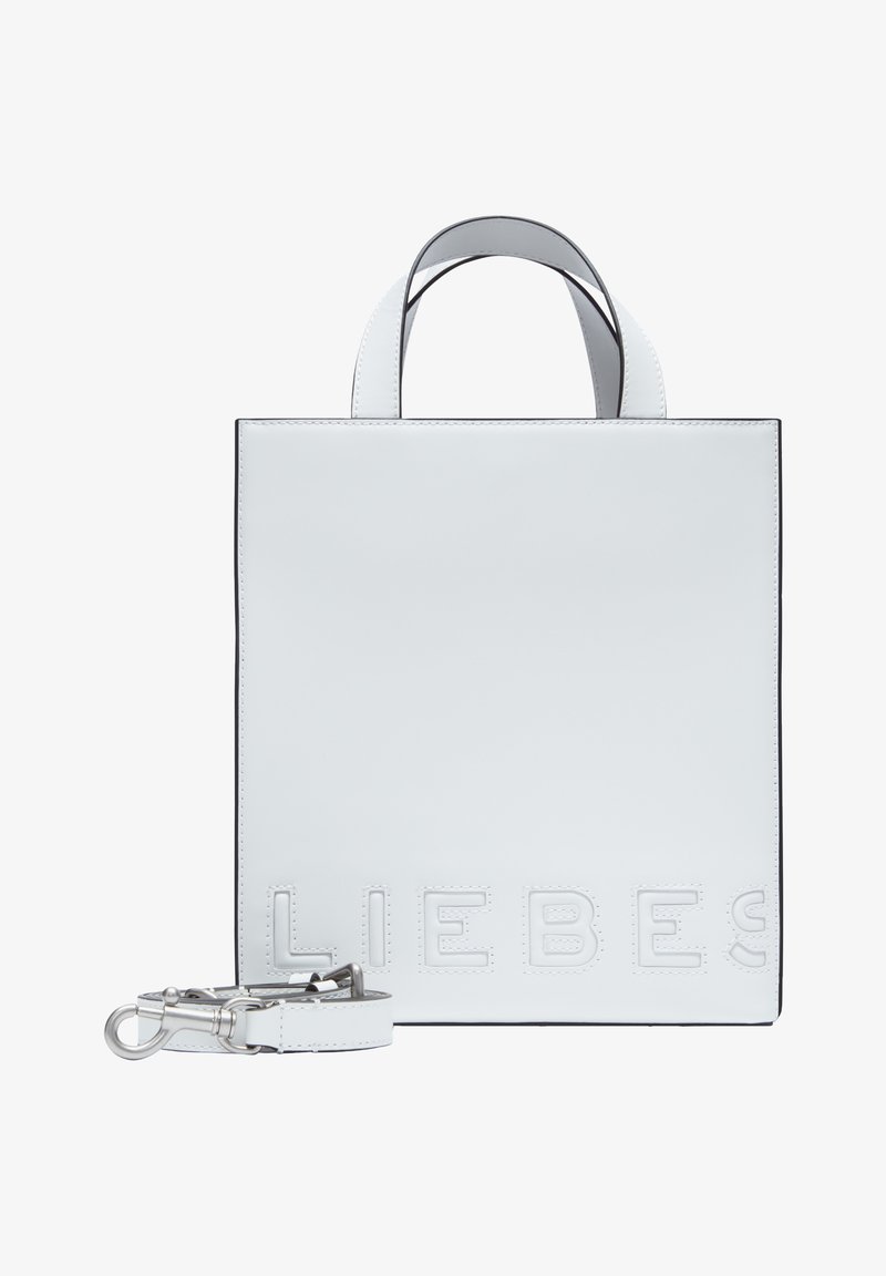 Weiße Leder-Tote-Bag mit geprägtem "LIEBES"-Text am Boden. Verfügt über kurze Griffe und einen abnehmbaren Trageriemen. Sauberes, minimalistisches Design.