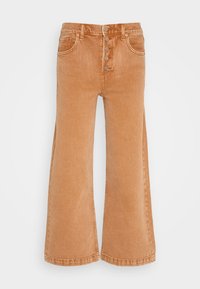 Jeans de pierna ancha color óxido con cintura alta, cierre frontal de cinco botones y dos bolsillos frontales; hechos de denim con una textura suave.