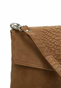 Bruine leren clutch met een gestructureerd slangenpatroon, voorzien van een zilveren metalen sluiting en stiksel langs de randen.