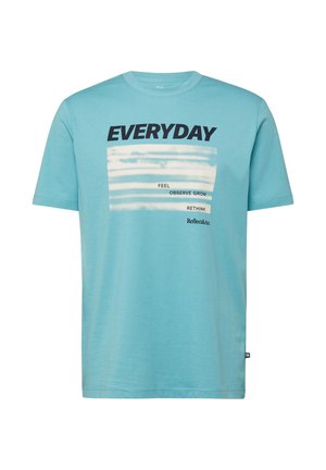 Jasnoniebieska koszulka z krótkim rękawem z napisem „EVERYDAY” w pogrubione białe paski oraz słowami „Feel Observe Grow Rethink Reflect & Act” nadrukowanymi z przodu.
