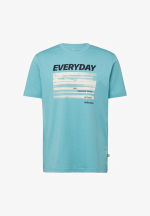 Lichtblauw T-shirt met korte mouwen met "EVERYDAY" in dikke, witte strepen en de woorden "Feel Observe Grow Rethink Reflect & Act" gedrukt op de voorkant.
