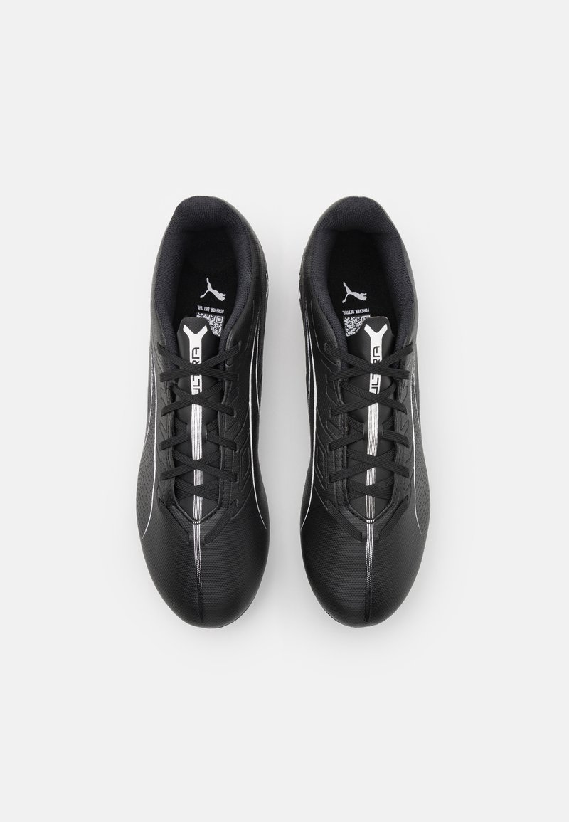 Des chaussures de sport noires avec une finition texturée, dotées d'accents et de lacets blancs, d'un col rembourré et d'un logo bien en évidence sur la languette.