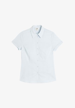 Camisa de botones de manga corta azul claro con un cuello clásico, botones frontales y un corte ajustado. Fabricada con una tela suave y ligera.