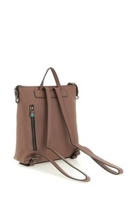 Zaino in pelle marrone con finitura testurizzata, dotato di tasca frontale con cerniera, doppie cinghie per le spalle e un piccolo manico superiore.