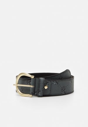 Ceinture en cuir noir texturé avec un motif subtil et une boucle arrondie dorée brillante, enroulée sur un fond blanc.