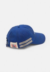Cappello blu in cotone. Presenta una visiera curva, una fascia regolabile e una patch in tessuto con un design e strisce riflettenti sul retro.