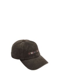 Gorra de béisbol de algodón marrón oscuro con visera curva, que presenta el texto bordado multicolor "BIMBA Y LOLA" en el panel frontal.