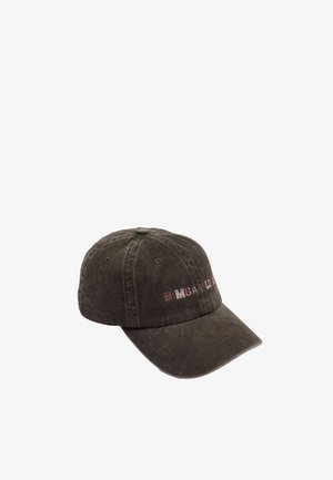 Ciemnobrązowa bawełniana czapka baseballowa z zakrzywionym daszkiem, z wielokolorowym haftowanym napisem "BIMBA Y LOLA" na przedniej części.